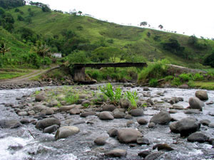 The southern lake road bridges the Rio Chiquito, though the unbridged Rio Cano Negro 10 miles farther prevents travel all the way to the volcano except during the dry season. 